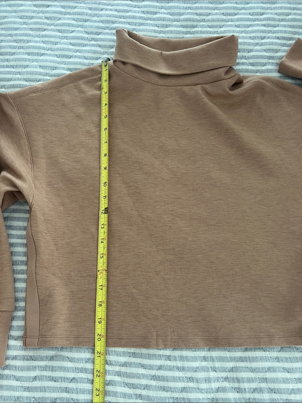 RHONE Heathered Taupe Athleisure Crop Turtleneck Sweatshirt Size M Logo Trim - Picture 6 of 6